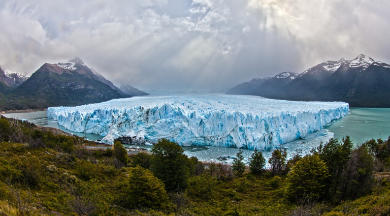 Un jeque planea trasladar icebergs desde La Antártida para cambiar el clima de los Emiratos Árabes