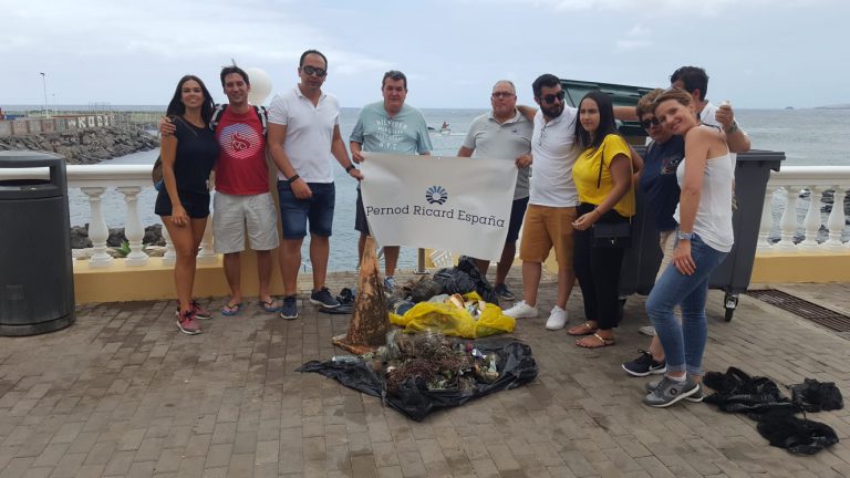 Telde limpia los fondos marinos y la playa en Taliarte