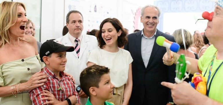 El Hospital Niño Jesús presenta la nueva decoración, que recrea el ambiente del parque de El Retiro