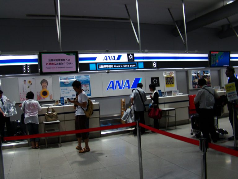 Una pasajera despistada se sube a la cinta de equipaje pensando que la llevaría la avión