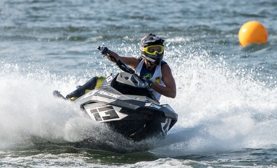 Deliveroo lanza un nuevo servicio de reparto de comida con motos acuáticas a barcos en ciudades costeras de España