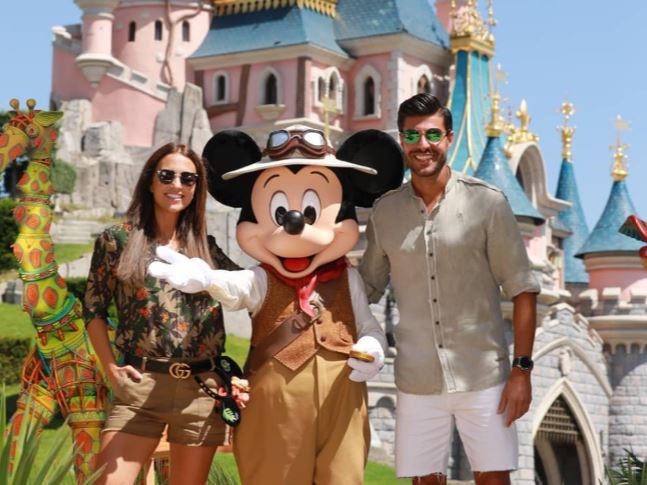 Galería: Paula Echevarría y Miguel Torres, disfrutan como niños en la escapada romántica a Disneyland París