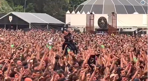 El vídeo de un joven con parálisis cerebral que es manteado durante un concierto de rock