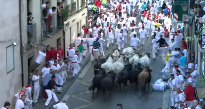 Polémicos encierros en San Fermín: los mozos hacen una sentada en señal de protesta