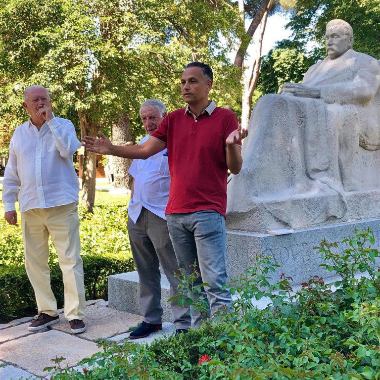 Santiago Gil presenta su novela ante Benito Pérez Galdós en «El Retiro»