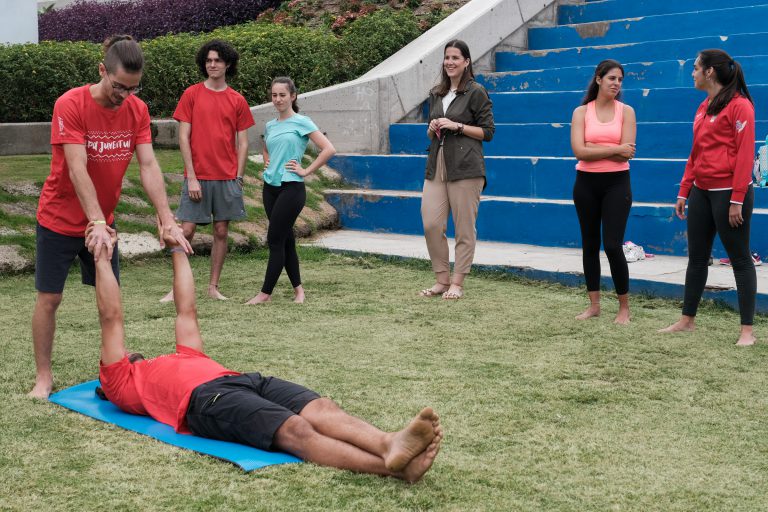 El Ayuntamiento imparte un taller de acroyoga a una treintena de jóvenes del municipio