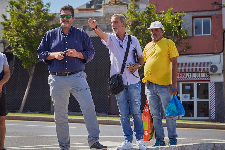 José Ángel Martín concejal de Santa Cruz de Tenerife recorre las 174 viviendas de Ofra para conocer sus demandas