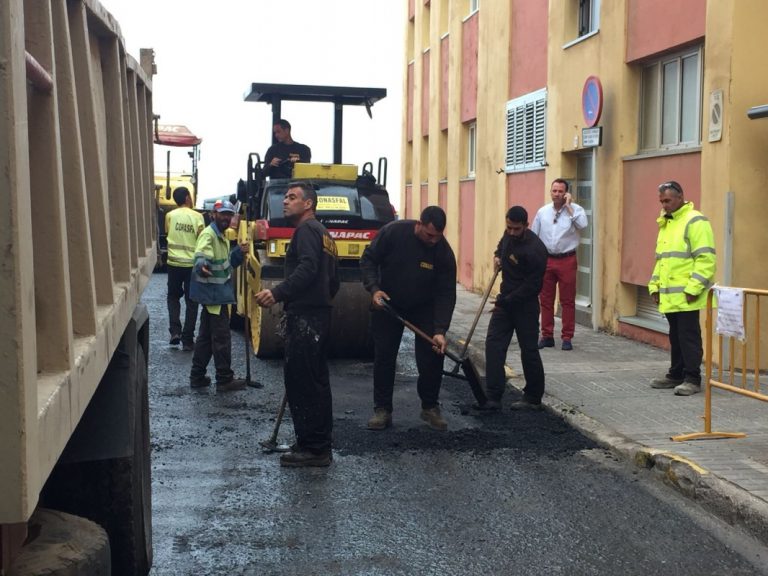 Vías y Obras invierte 80.000 euros en el asfaltado de varias calles en La Garita