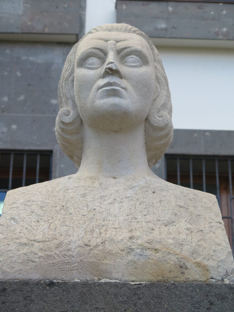 El busto de Luján Pérez se retira de la Plaza que lleva su nombre para restaurarlo