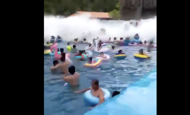 Un tsunami en una piscina de un parque acuático deja 44 heridos