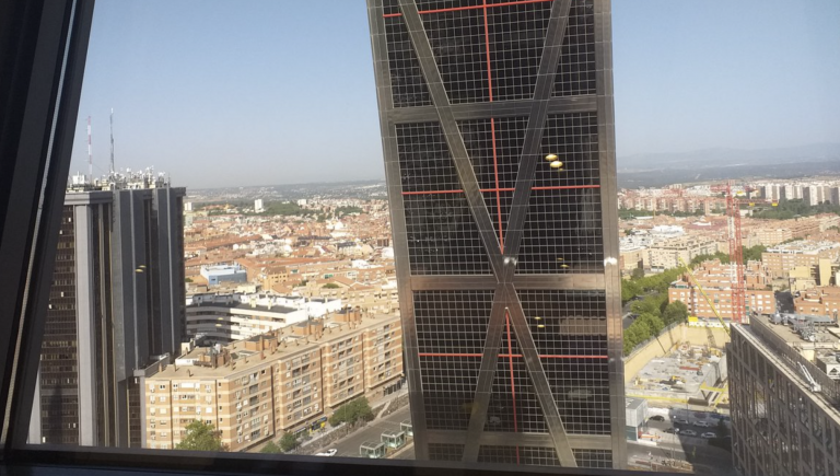 Desalojan una de las Torres Kio de Madrid tras caer una góndola de limpieza desde la azotea