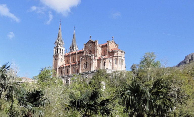 Muere un niño de tres años tras caer del Santuario de Covadonga