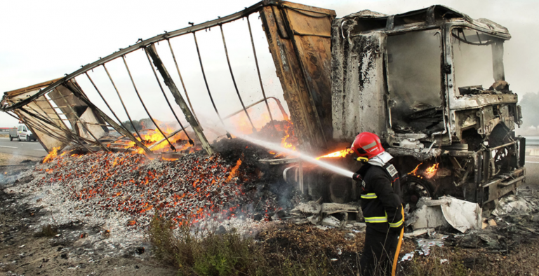 Un camión cargado con papel higiénico arde en llamas en la A-62