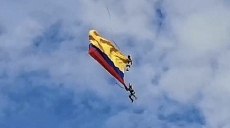 Dos soldados colombianos mueren tras caer al vacío desde un helicóptero