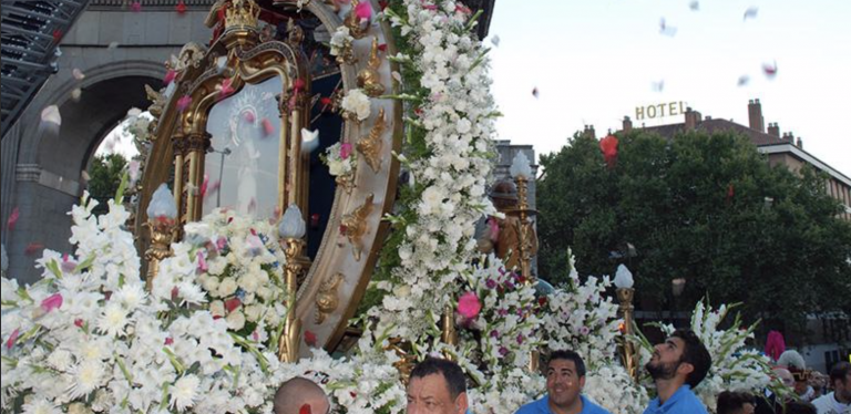 Castizos, bomberos y toreros, protagonistas de las celebraciones religiosas de la Virgen de la Paloma