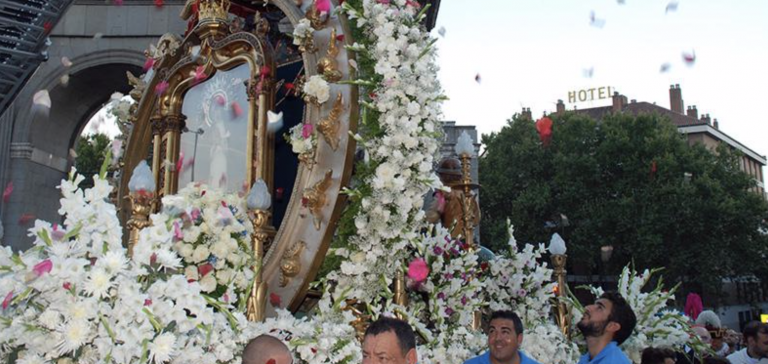 Castizos, bomberos y toreros, protagonistas de las celebraciones religiosas de la Virgen de la Paloma