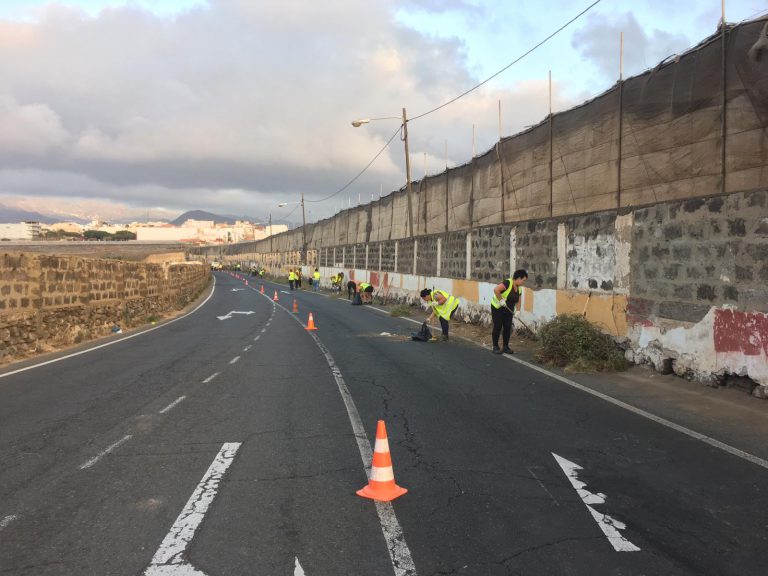 El Ayuntamiento de Telde adecenta los márgenes de la carretera de Melenara