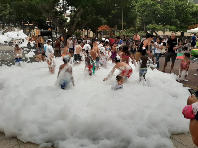 Las fiestas del agua y de la espuma no defraudan a los niños y niñas de Centro-Ifara en Santa Cruz de Tenerife