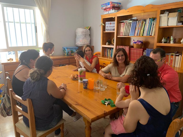 Atención Social de Santa Cruz de Tenerife celebra un encuentro con las familias monoparentales alojadas en el piso de emergencia social