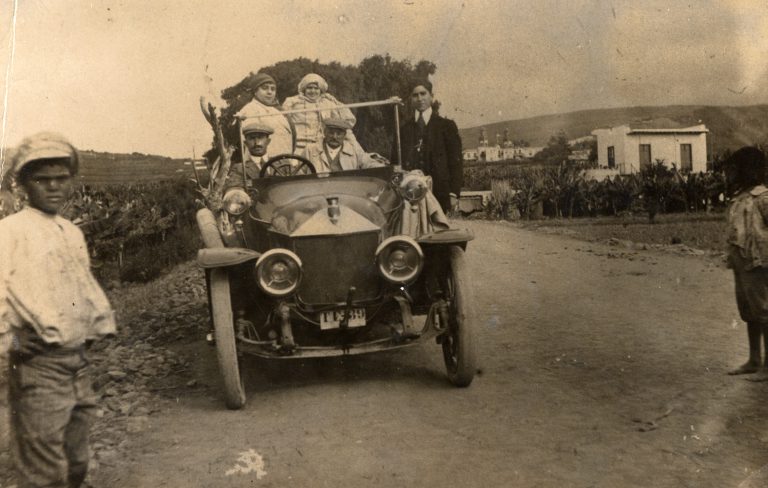 Los relatos y fotografías de las inglesas Olivia Stone y Margaret D’Este y  la norteamericana Alice Cook estarán presentes en la Exposición Urbana ‘La huella del turismo en Guía de Gran Canaria’