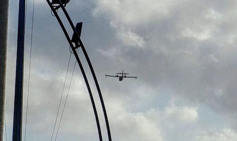 Desde hace una hora el Hidroavión que llegaba desde Málaga actua sobre el incendio