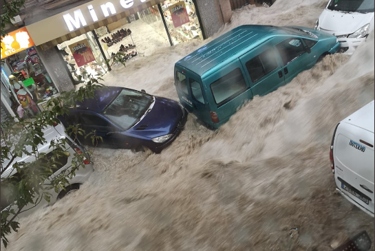 Los efectos de la gota fría: calles inundadas, casas anegadas y coches arrastrados