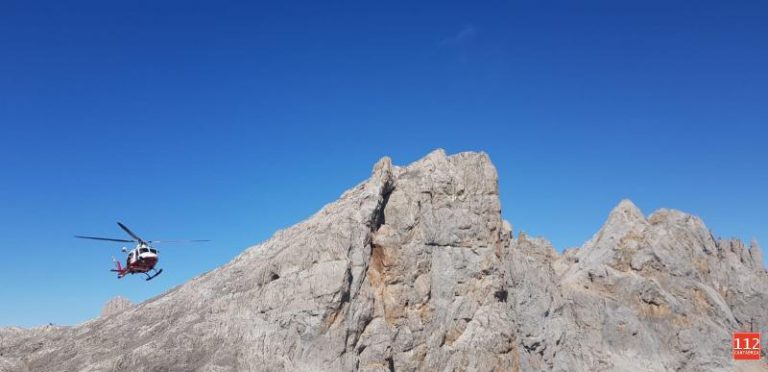 Rescatada una montañera en Picos de Europa tras una caída con golpes en la cabeza