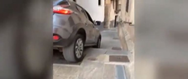 Un coche se queda atrapado en unas escaleras del centro de Cuenca