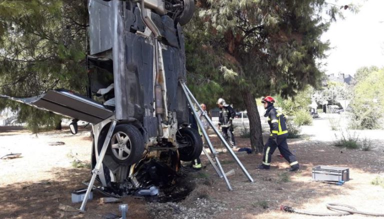 Accidente en Madrid: un coche acaba en vertical junto a un pino