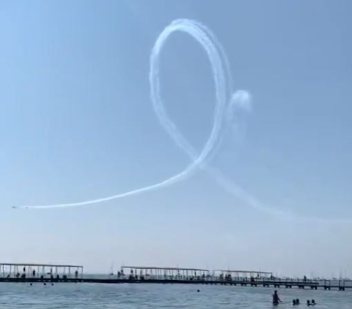 La Patrulla Águila dibuja un crespón en el cielo en homenaje al piloto fallecido