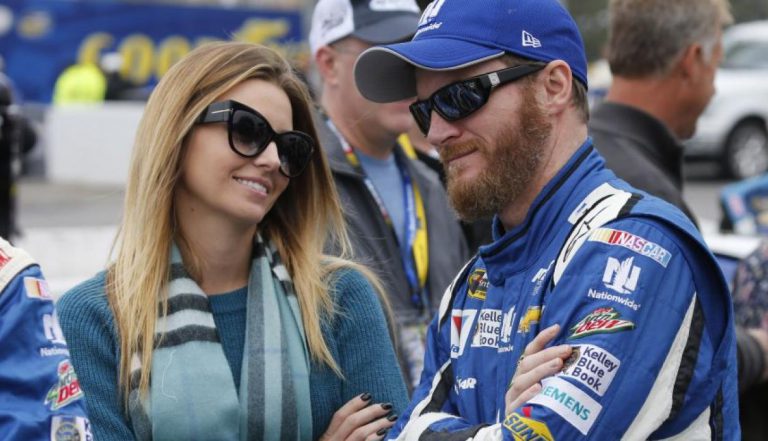 El famoso ex piloto de la NASCAR Dale Earnhardt Jr.  y su familia, sufren un aparatoso accidente con su avión y salen ilesos