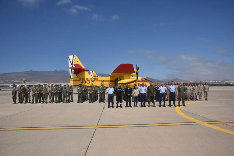 Robles elogia el trabajo del Ejército del Aire en la extinción del incendio en Gran Canaria