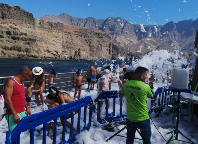 Música de DJ y Fiesta de la espuma en el Muelle Viejo de Agaete