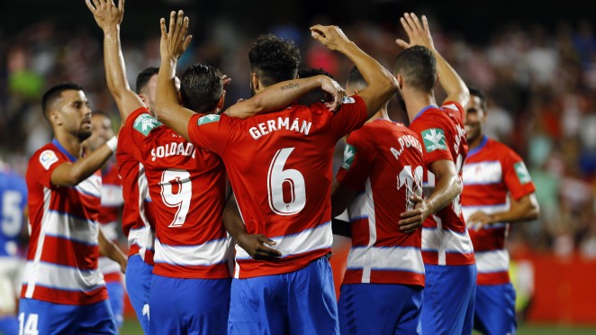 Victoria del Granada CF en el debut ante su público