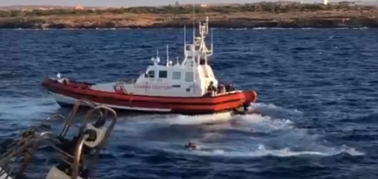 Un migrante del Open Arms se lanza al agua y obliga a intervenir a los guardacostas italianos