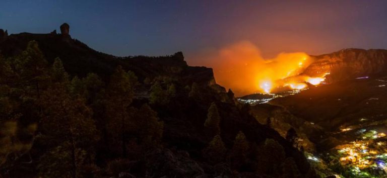 Tejeda desalojado a lo largo de la noche junto al barrio de Coruña en Artenara