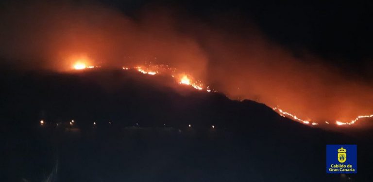 El incendio continuaba durante la madrugada su avance, tratan de contenerlo desde la llegada de la luz del día