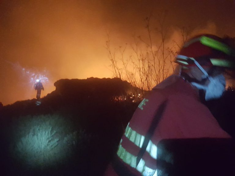 Continua vivo el incendio de la cumbre que se extiende a otros municipios durante la noche