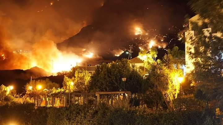 El fuego salía anoche del área perimetrada del domingo debido a fuertes rachas de viento