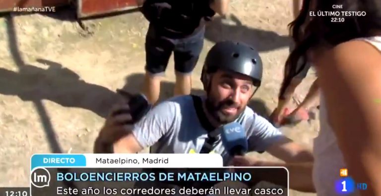 ¡Tierra, trágame!: TVE ‘regaña’ sin saberlo a un reportero de Telemadrid en pleno directo