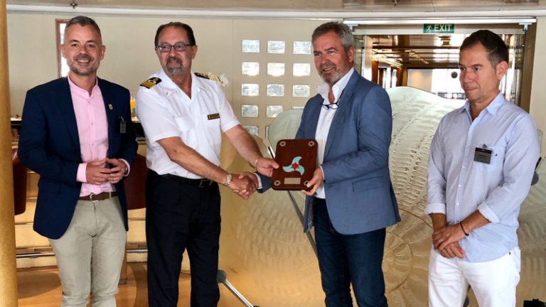 El Puerto de Motril recibe por primera vez al crucero Silver Shadow