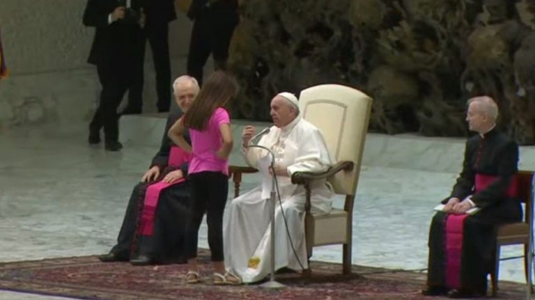 La reacción del Papa cuando una niña interrumpió su discurso en el Vaticano