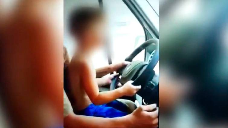 Identificados por llevar a su hijo menor de edad al volante de un coche en Jaen y a otros dos sin cinturón