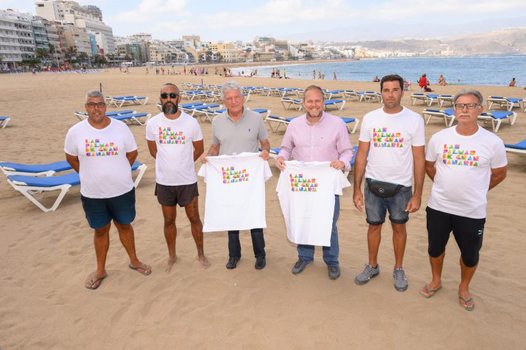 Los hamaqueros de Las Canteras promocionan el nombre de la ciudad en su renovado vestuario