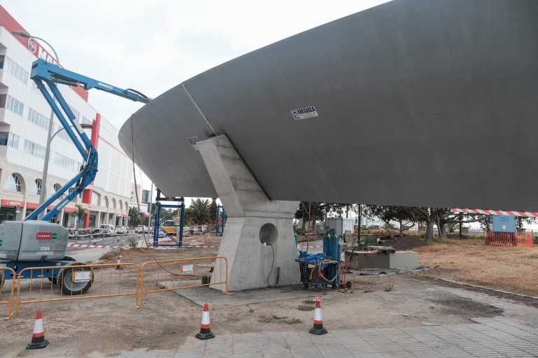 El Ayuntamiento instala tres nuevas piezas de la Pasarela del Puerto Onda Atlántica