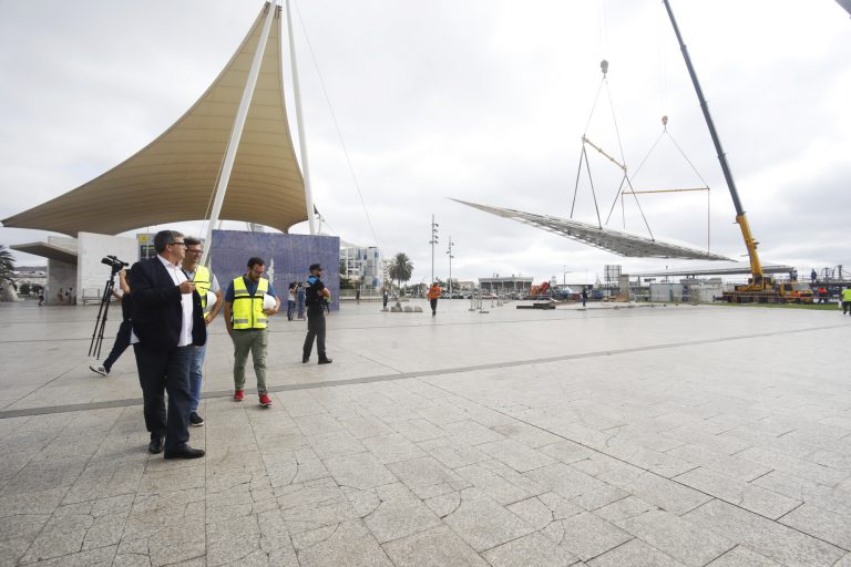 El Ayuntamiento de Las Palmas de Gran Canaria instala la segunda pérgola para generar sombra en la zona y completa el proyecto del Frente Marítimo