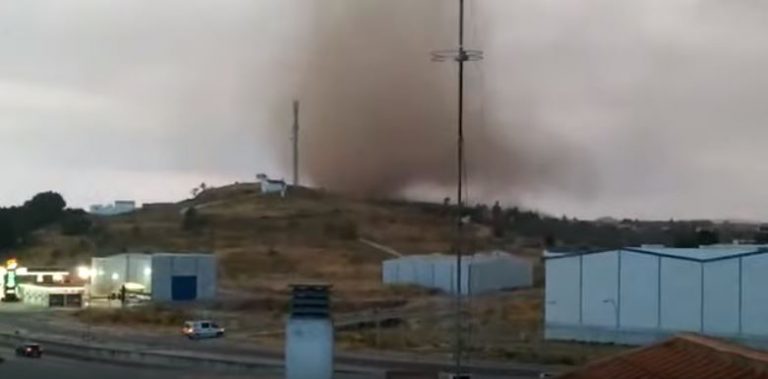 Dos tornados amenazan la localidad malagueña de Campillos