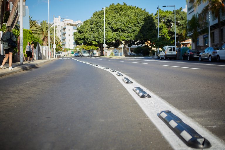 El Ayuntamiento de Santa Cruz instala elementos disuasorios en el carril guagua-taxi de las avenidas Bélgica y San Sebastián