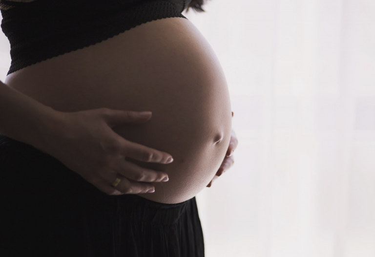 Un médico practica un aborto a la mujer equivocada