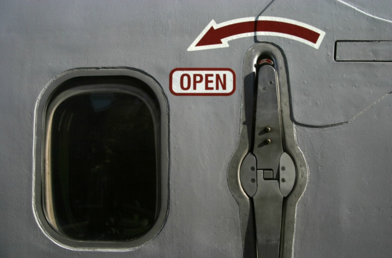 Una mujer abre la puerta de un avión antes del despegue porque «necesitaba aire fresco»